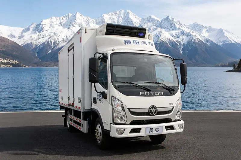 Ciężarówka chłodnia ze szczepionką medyczną